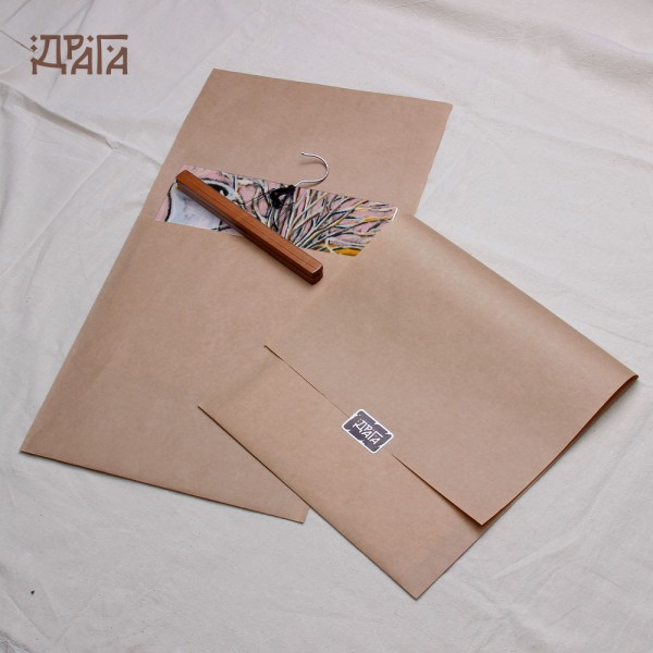 Авторски календар с творби на Ангелина Досева с дървена закачалка