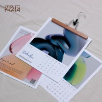 Авторски календар на 3D артиста Георги Стоянов с дървена закачалка