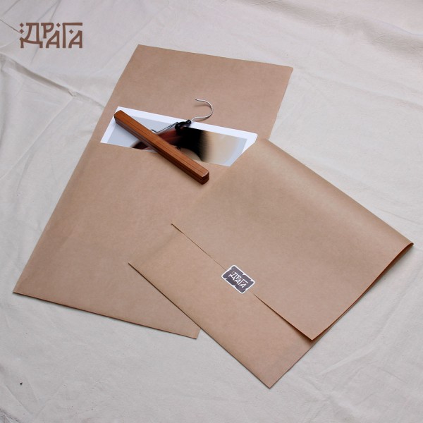 Авторски календар на 3D артиста Георги Стоянов с дървена закачалка