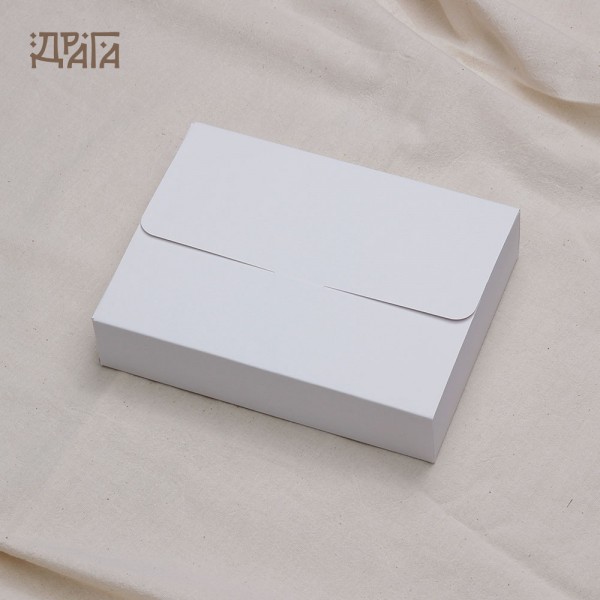 Персонализиран календар „Направи си сам“ с поставка-дървено кубче