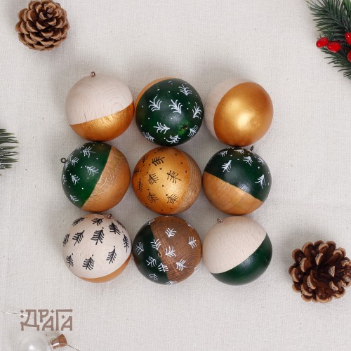 Ръчно изработени коледни играчки – комплект от шест дървени топки