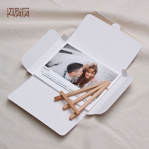 Персонализиран календар с дървен статив 