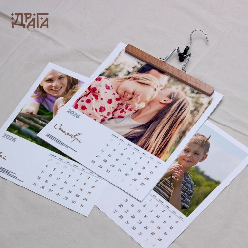 Персонализиран календар с дървена закачалка 